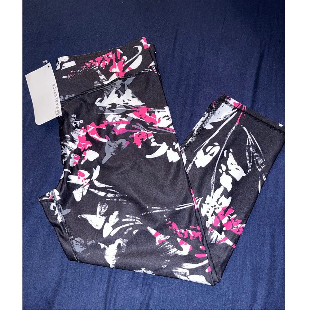 Brand New Fabletics Winn Mid Rise Capri M(6-8)